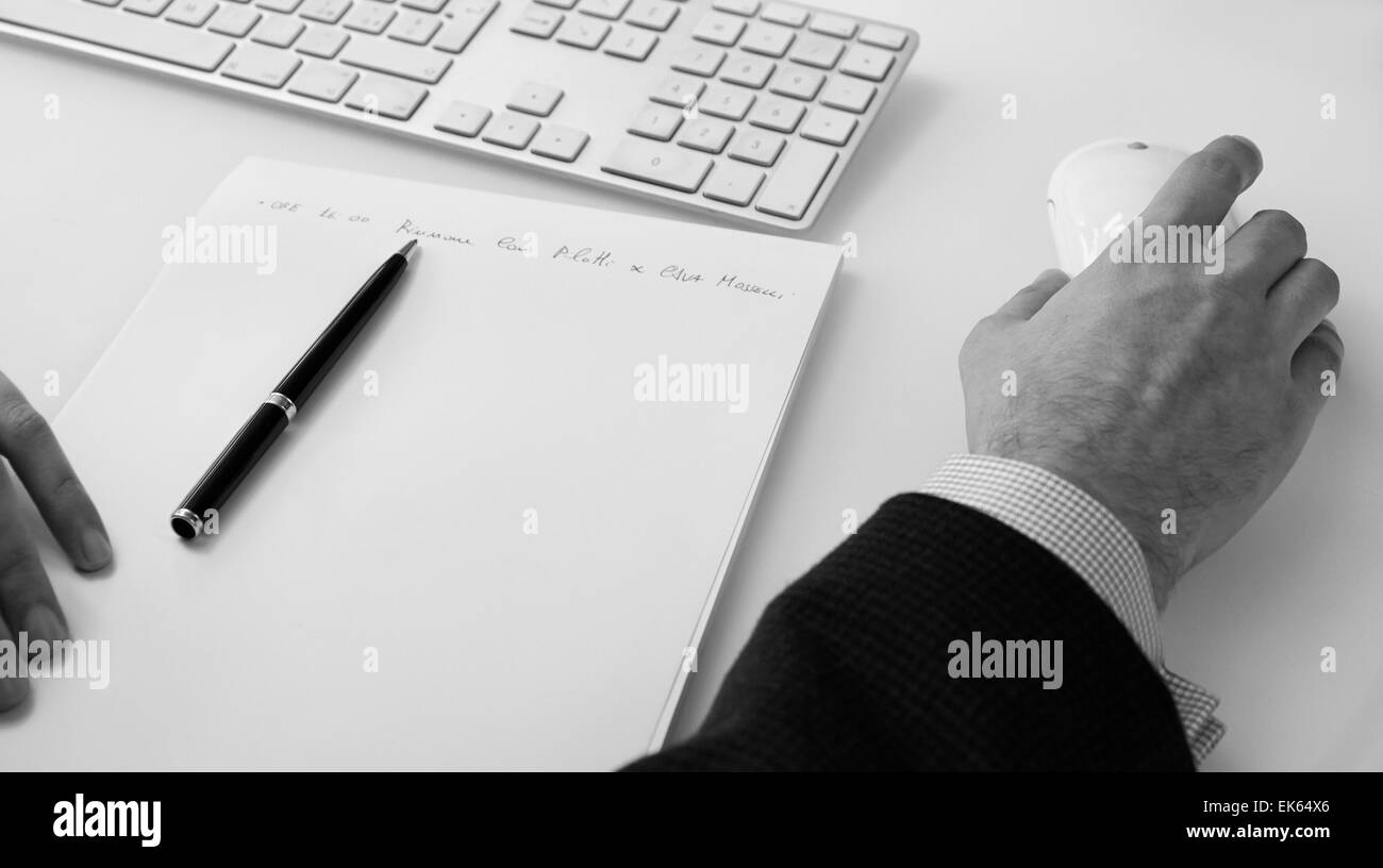 L'Italie, manager les mains sur son bureau 24 Banque D'Images