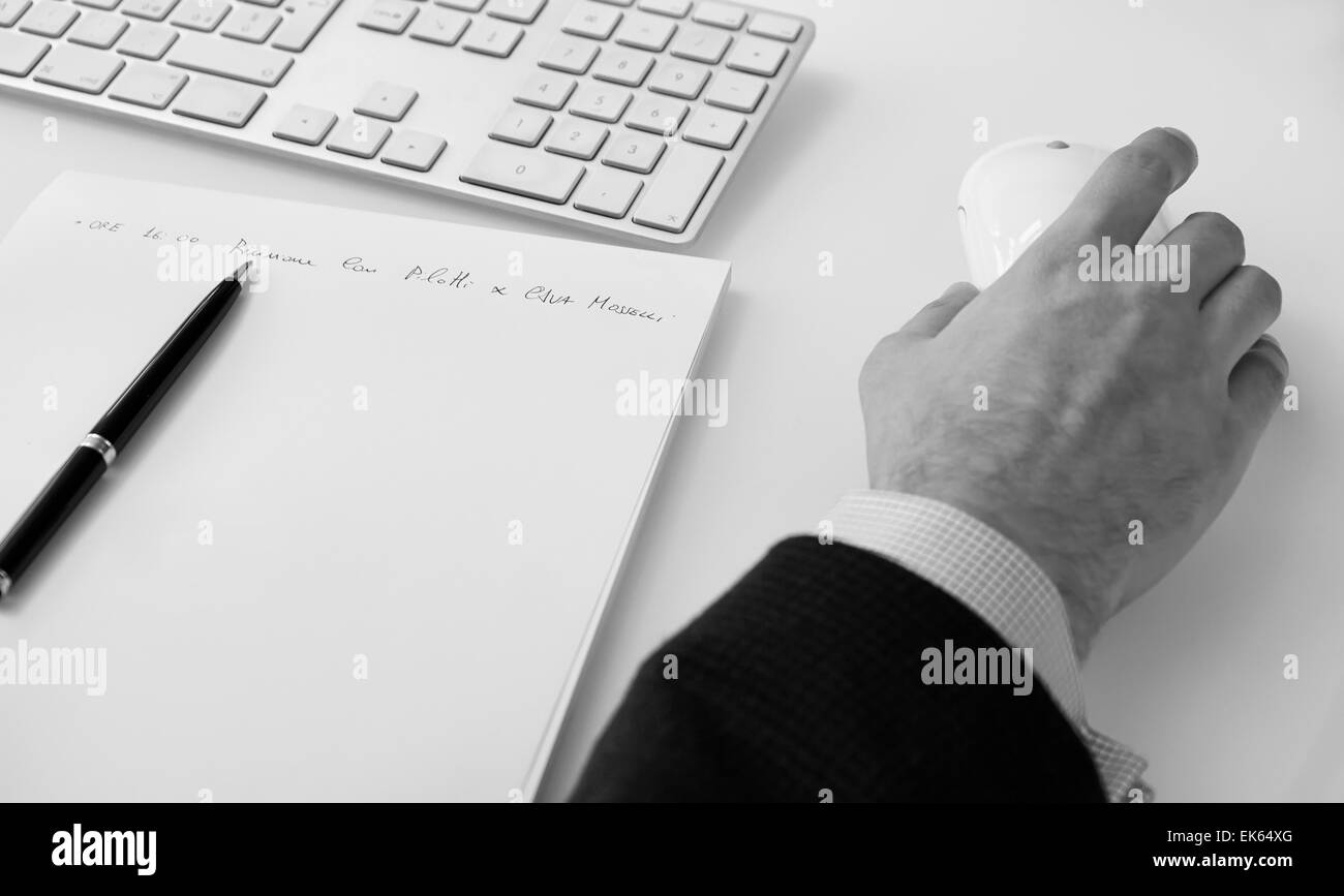 L'Italie, manager les mains sur son bureau 24 Banque D'Images