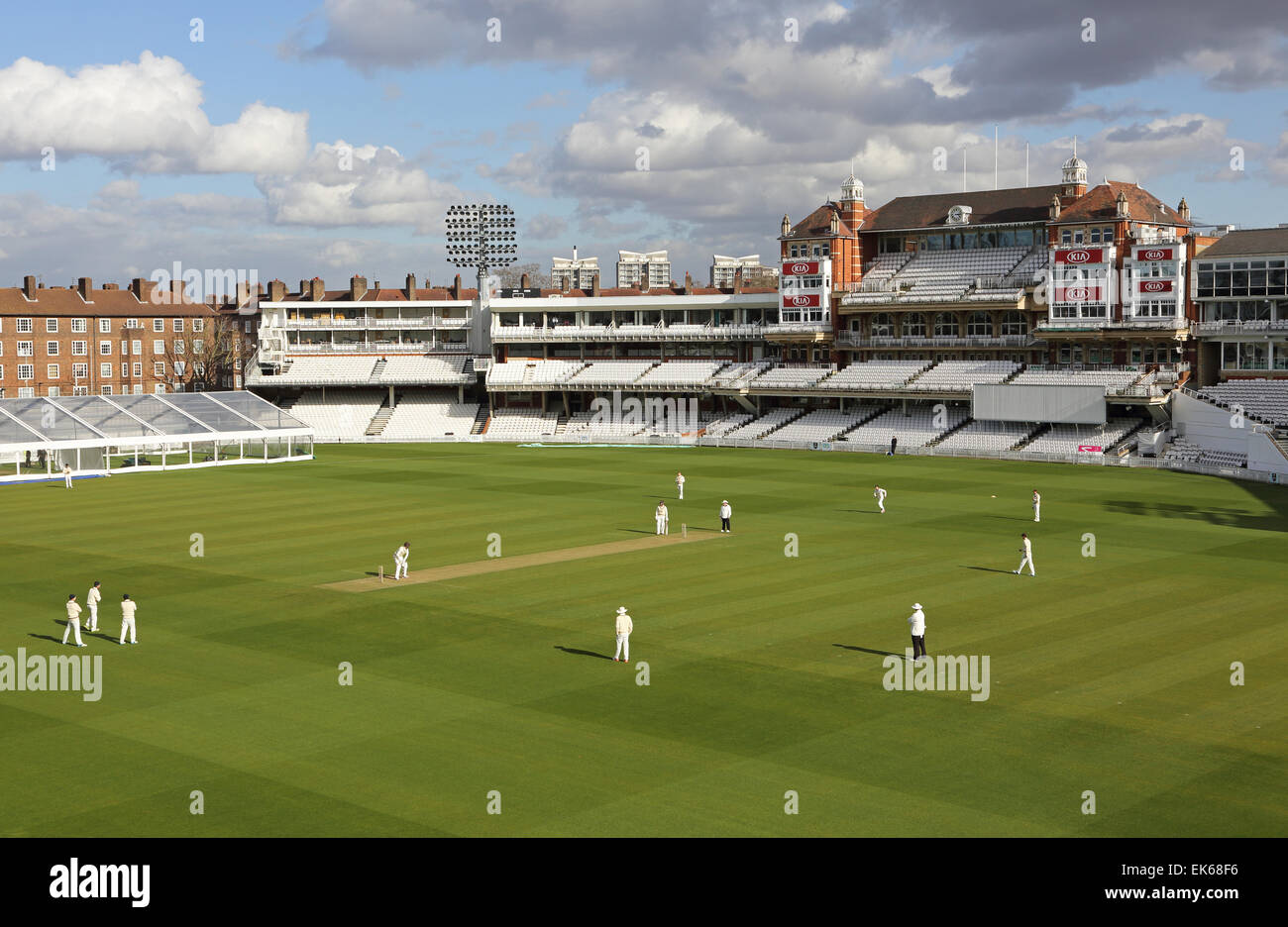 Les joueurs du Surrey County Cricket Club s'exercent au terrain de cricket ovale vide dans le sud de Londres, au Royaume-Uni Banque D'Images