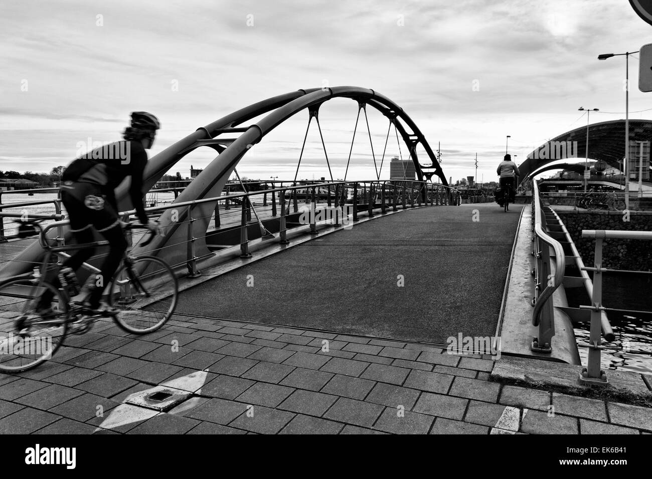 La Hollande, Amsterdam, motards sur un pont près de la Gare Centrale Banque D'Images