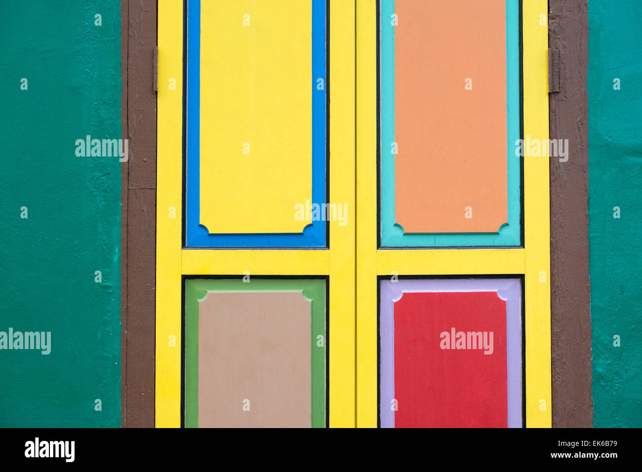 Colorés et pittoresques porte modèle mur de maison traditionnel indien dans Little India de Singapour ville Banque D'Images