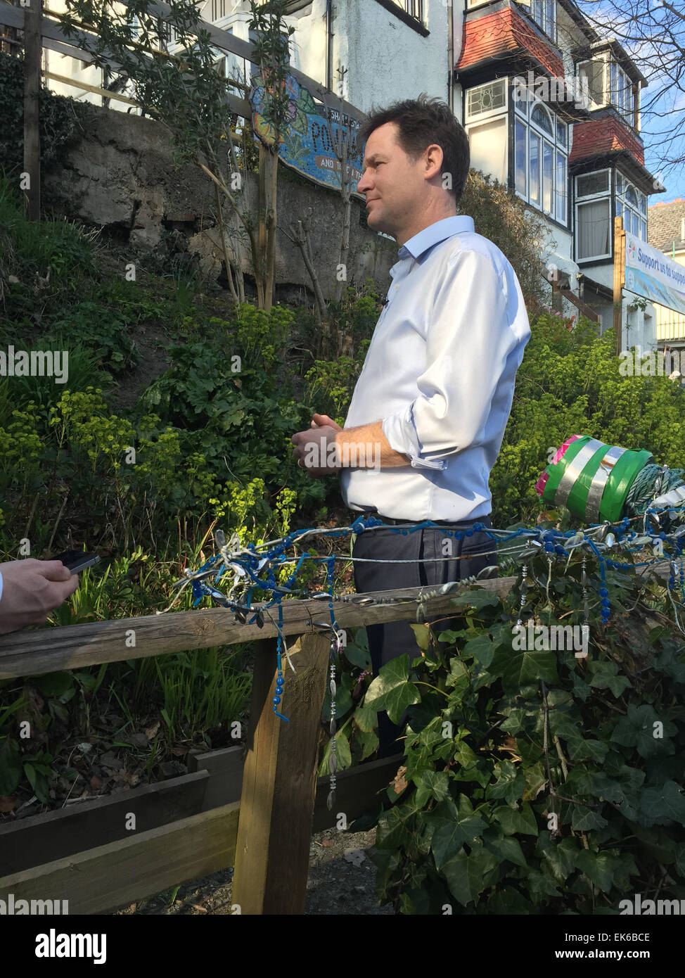 Newtown, UK. 7 avril, 2015. Vice-premier ministre et leader de la lib Dems, Nick Clegg, à Ponthafren charité Santé mentale au cours de sa visite à Newtown dans le Montgomeryshire circonscription dans le cadre de sa campagne pour les votes dans l'élection générale, au Royaume-Uni. Crédit : Jon Freeman/Alamy Live News Banque D'Images