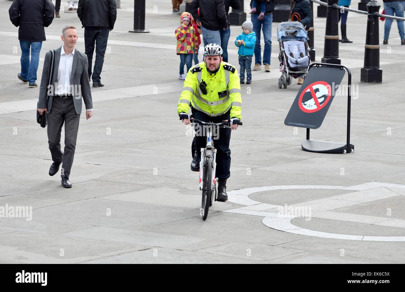 Londres, Angleterre, Royaume-Uni. Agent de police métropolitaine sur une bicyclette à Trafalgar Square Banque D'Images