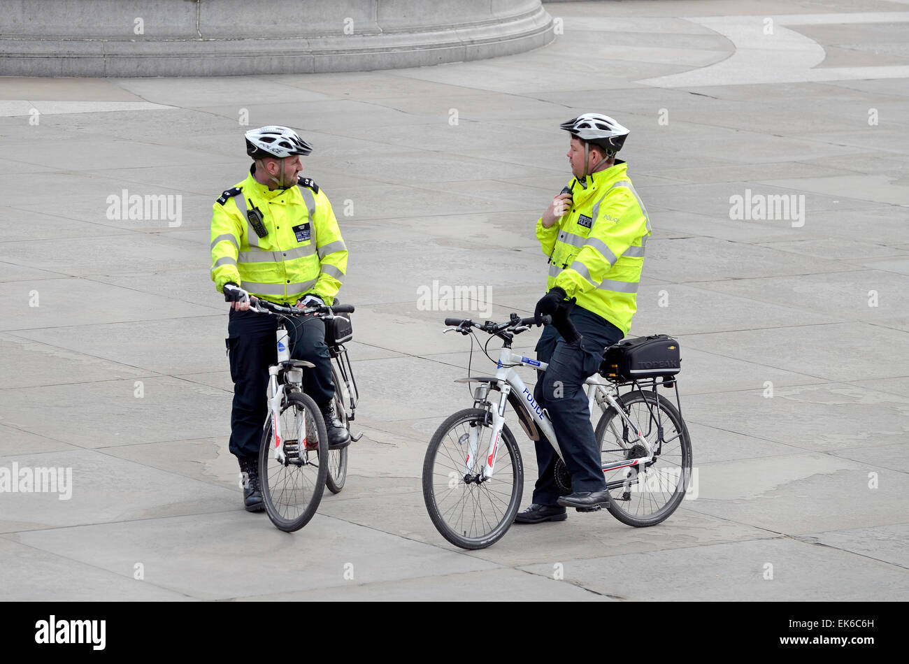 Londres, Angleterre, Royaume-Uni. Agents de la police métropolitaine sur les bicyclettes à Trafalgar Square Banque D'Images