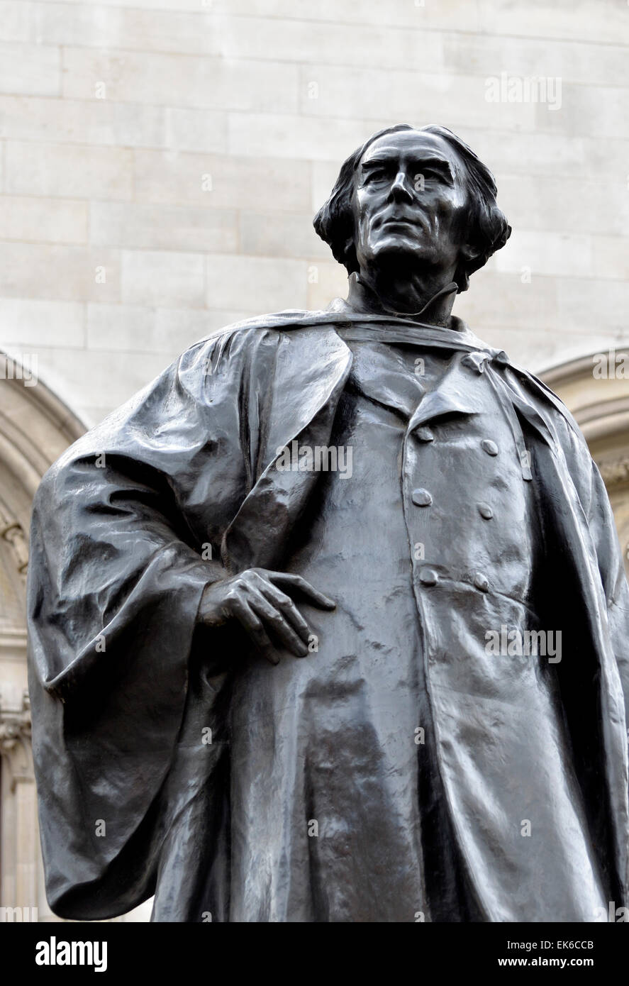 Londres, Angleterre, Royaume-Uni. Statue de Sir Henry Irving (acteur et impressario, 1838-1905) dans Charing Cross Road. (Thomas Brock, 1910) Banque D'Images