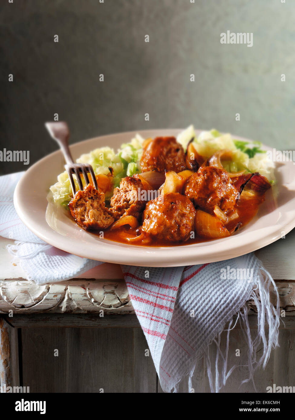 Repas britannique traditionnel de foie haché pédés en sauce avec la purée de pommes de terre, servi sur un plateau dans une table rustique Banque D'Images