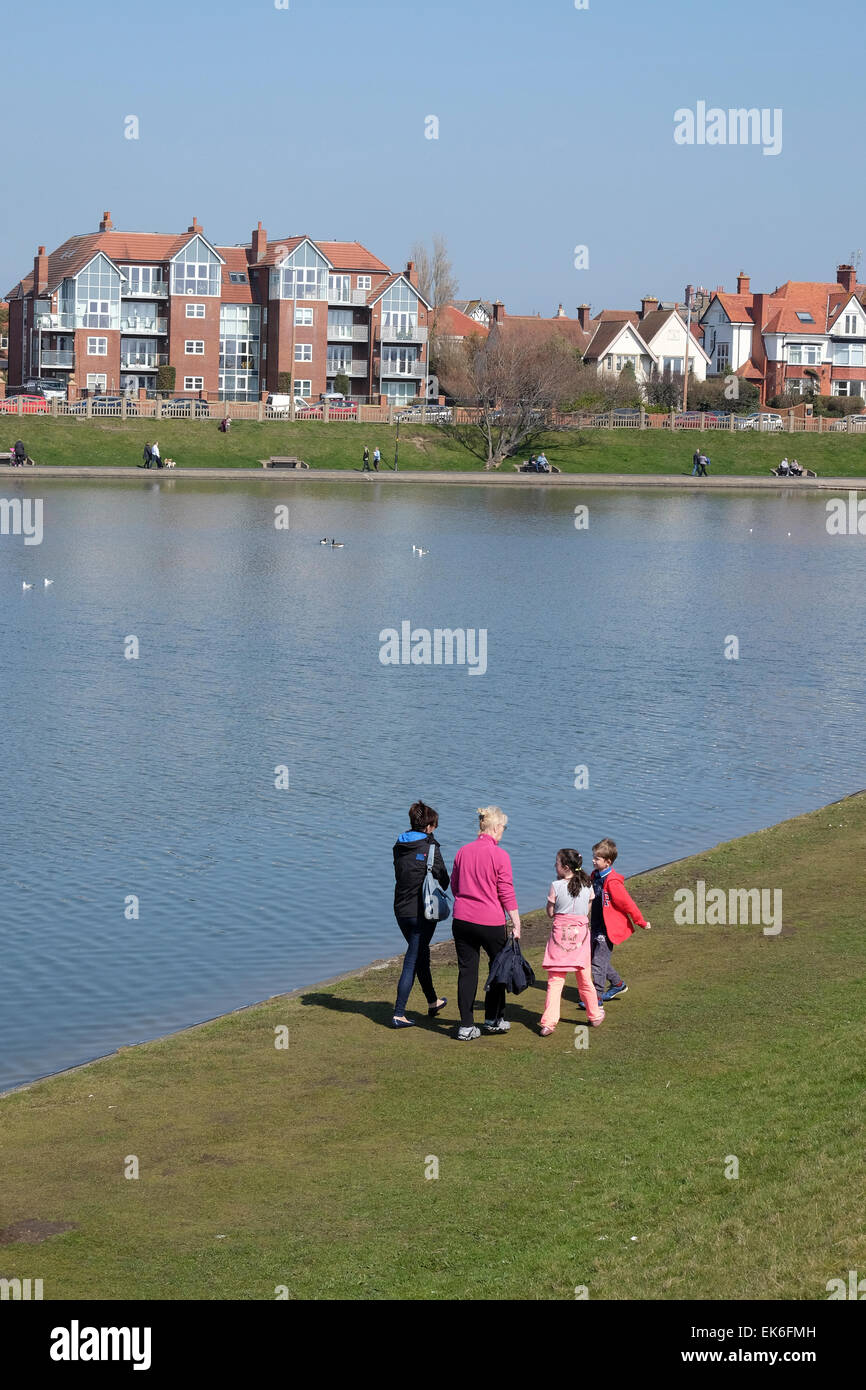 Balades en famille le long de la rive du lac Fairhaven à Lytham sur la côte du Lancashire Banque D'Images