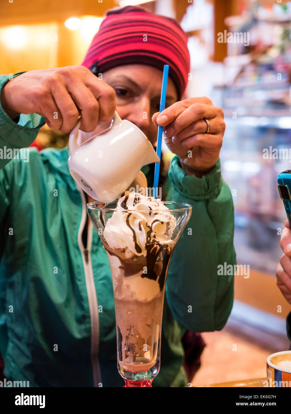 Woman pouring cafetière expresso sur plaqués gelato traiter Banque D'Images
