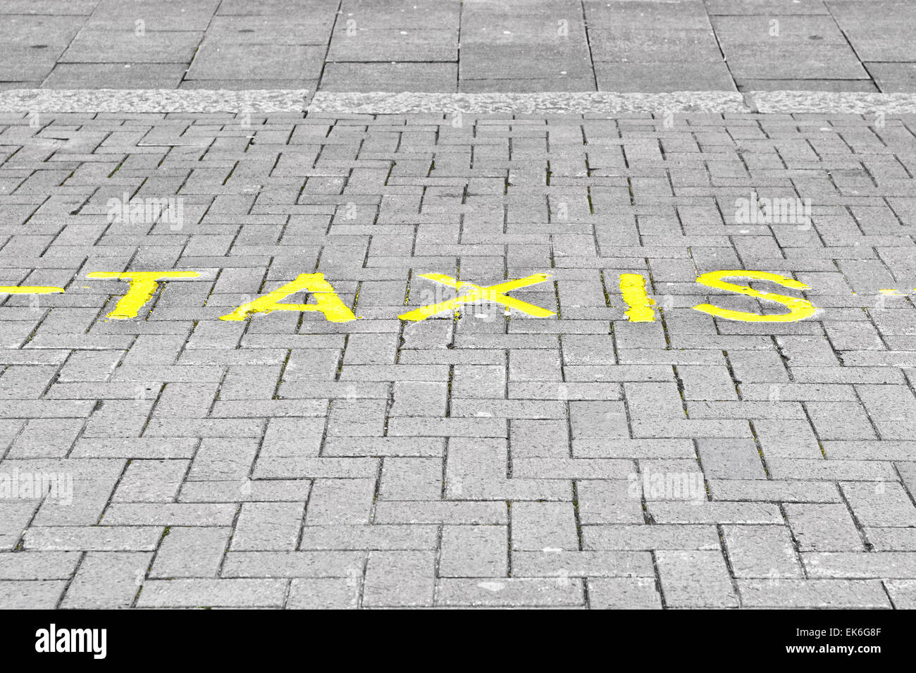 Taxi parking marqué sur une rue au Royaume-Uni Banque D'Images