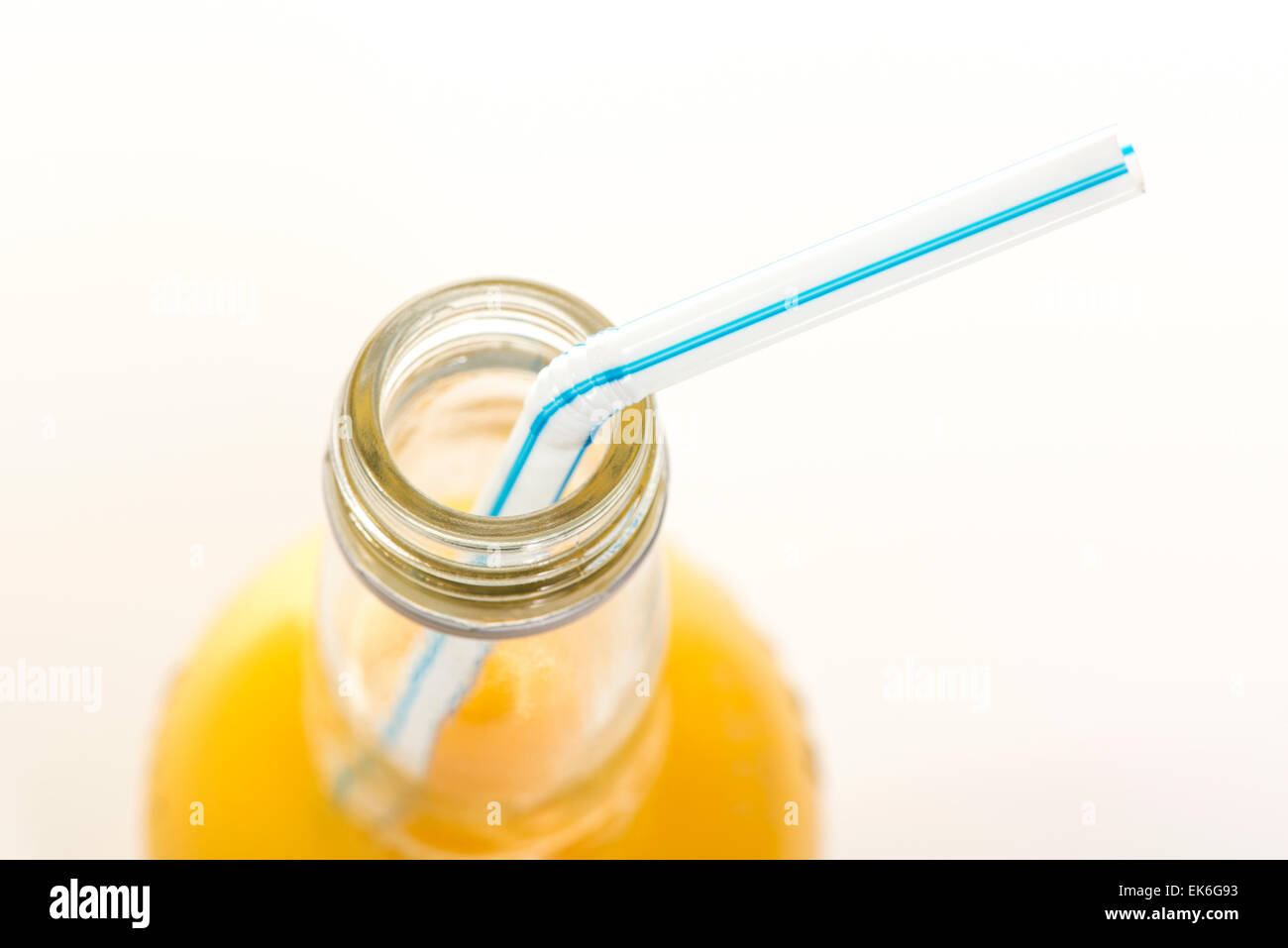 Bouteille de jus d'orange bio fraîchement pressé dans une bouteille en verre avec une paille Banque D'Images