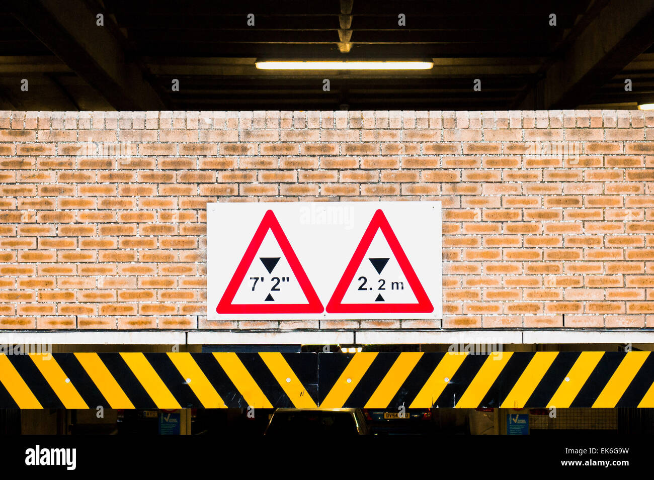 Avertissement de limite de hauteur pour les véhicules à l'entrée du parking au Royaume-Uni Banque D'Images
