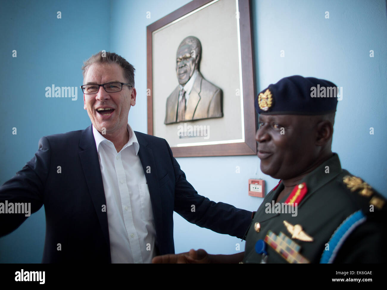 Accra, Ghana. 07Th avr, 2015. Ministre du développement allemand Gerd Mueller (L) est accueilli par le général Obed Akwa, chef du centre, dans le Centre international Kofi Annan de formation au maintien de la paix (KAIPTC) à Accra, Ghana, 07 avril 2015. Groehe et Mueller se rendent au Ghana et au Liberia pour discuter de la reconstruction après l'épidémie d'Ebola. Le premier arrêt est à Accra, la capitale du Ghana. Le Ghana est restée épargnée par l'épidémie mais sert de support logistique site pour les pays les plus touchés du Libéria, de la Sierra Leone et de la Guinée. Photo : KAY NIETFELD/dpa/Alamy Live News Banque D'Images