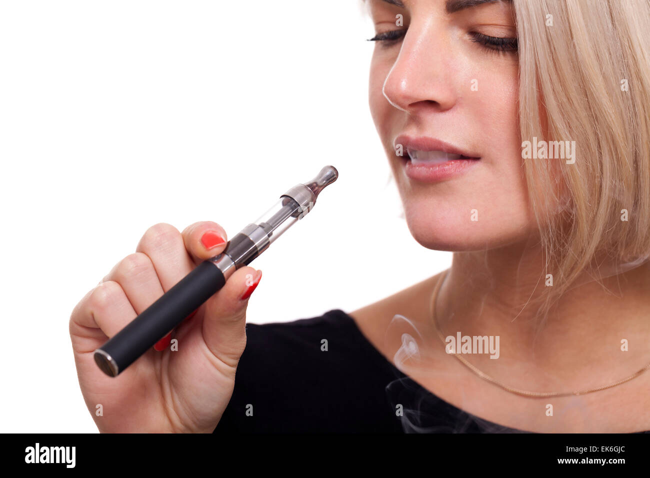 Close up l'expression du visage grave d'une jeune femme blonde Fumeurs En utilisant E- Cigarette sur un fond blanc Banque D'Images