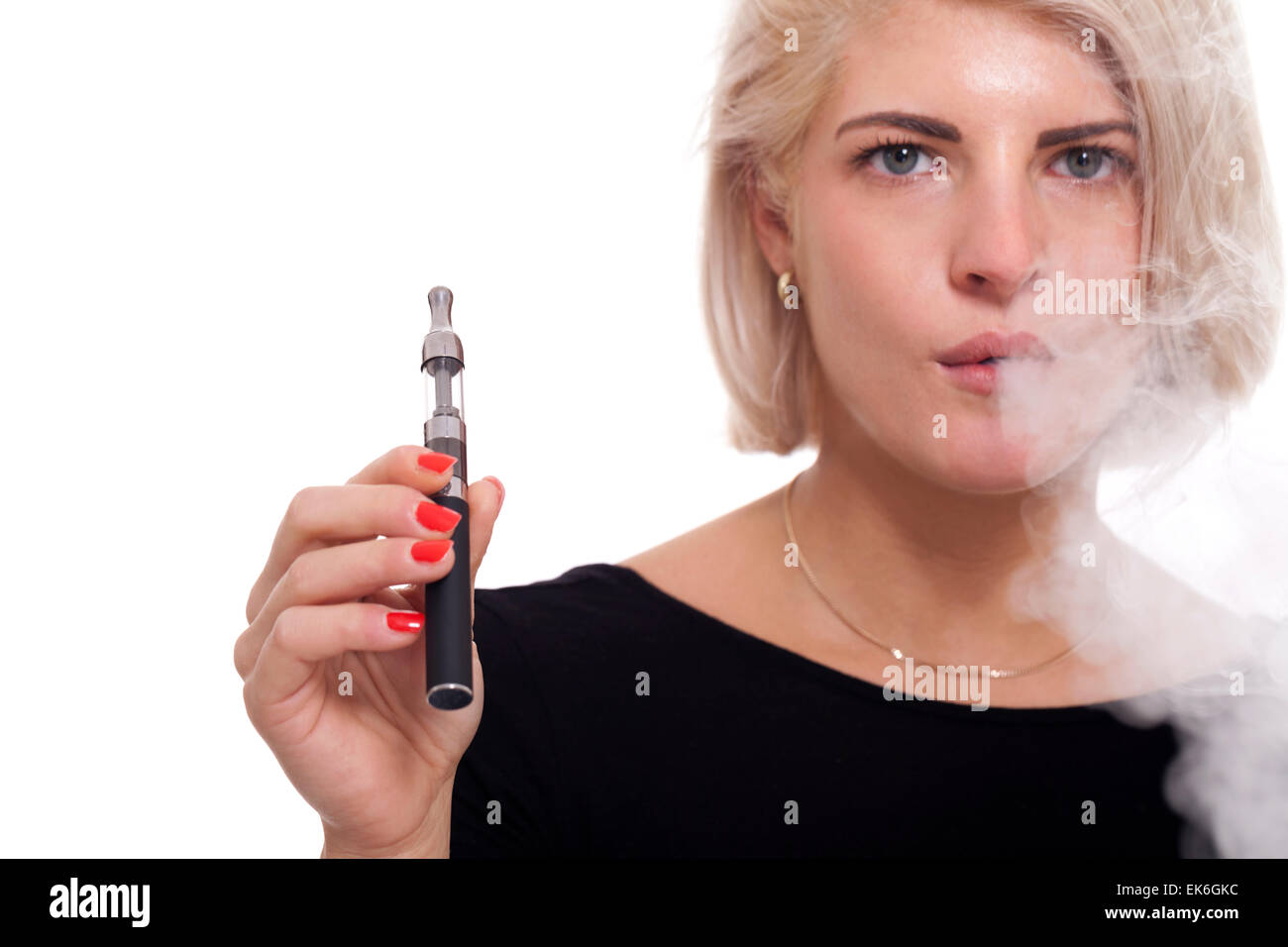 Close up l'expression du visage grave d'une jeune femme blonde Fumeurs En utilisant E- Cigarette sur un fond blanc Banque D'Images