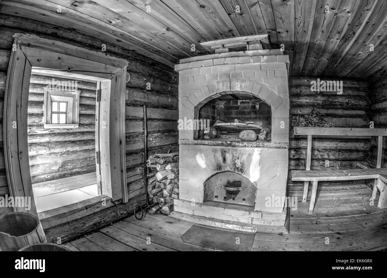 Intérieur de baignoire en bois traditionnel russe avec four en brique. Photo en noir et blanc Banque D'Images