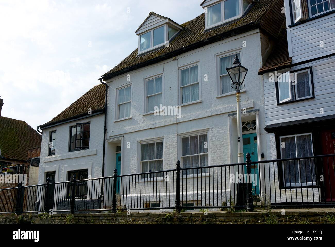 Maisons en briques peintes en blanc dans la vieille ville de Hastings. East Sussex. L'Angleterre Banque D'Images