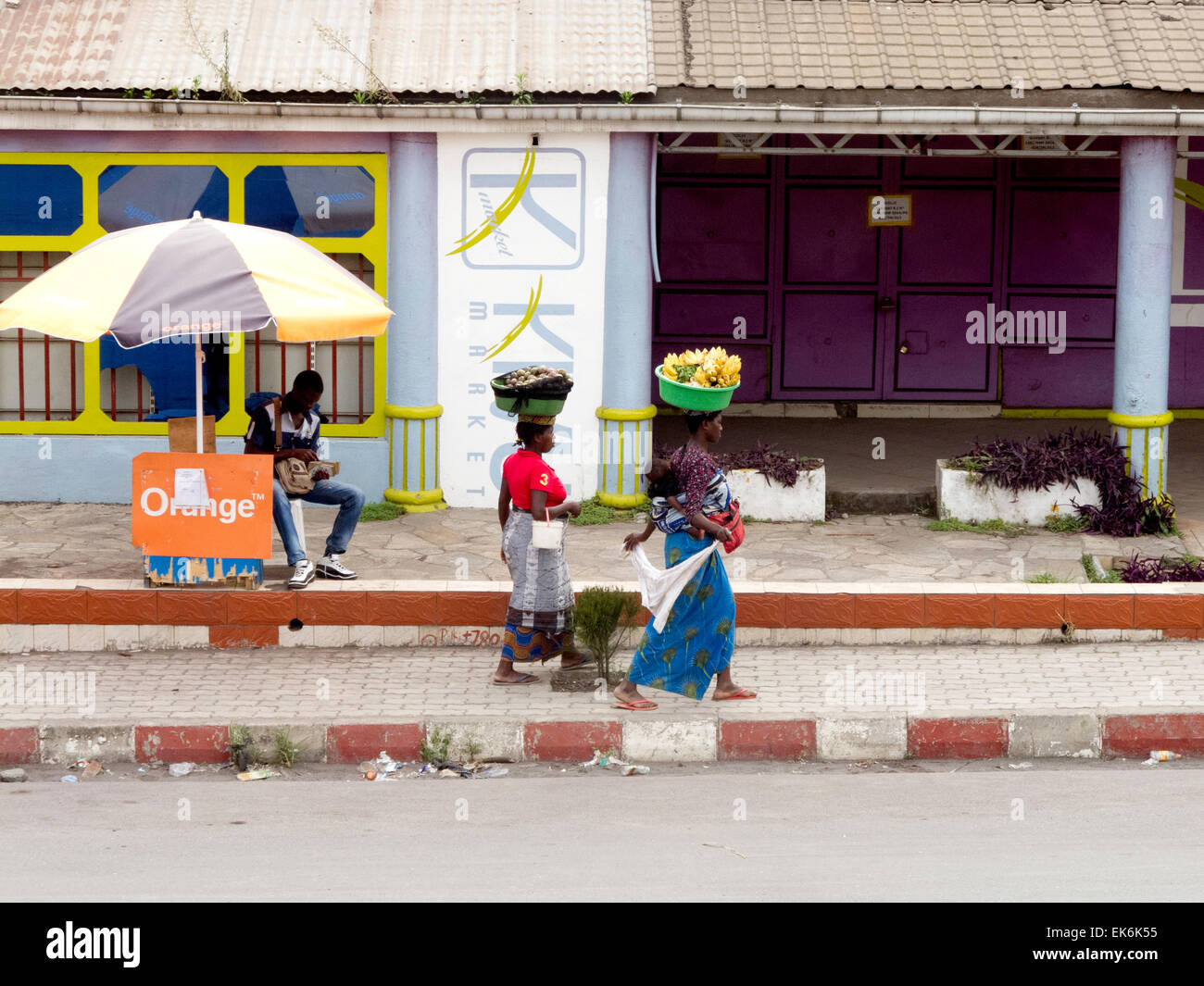 Les femmes transportant des marchandises sur leur tête ; scène de rue, Goma, dans la Province du Nord Kivu, République démocratique du Congo ( RDC ), l'Afrique Banque D'Images