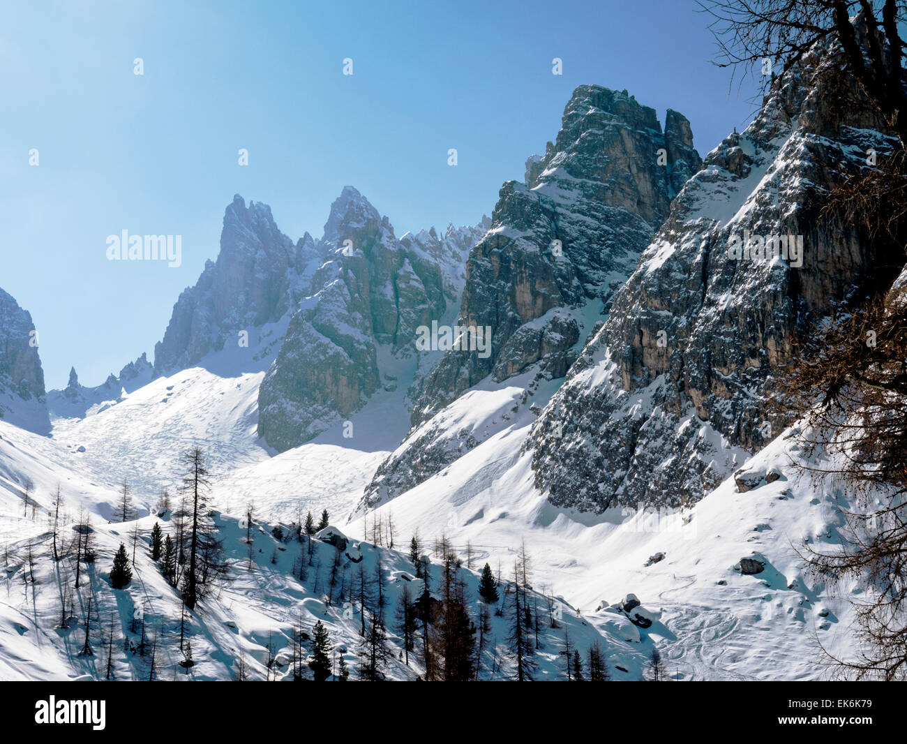 Vue d'hiver alpine de la Dolomite Mountains, au nord-est de Cortina, Italie Banque D'Images