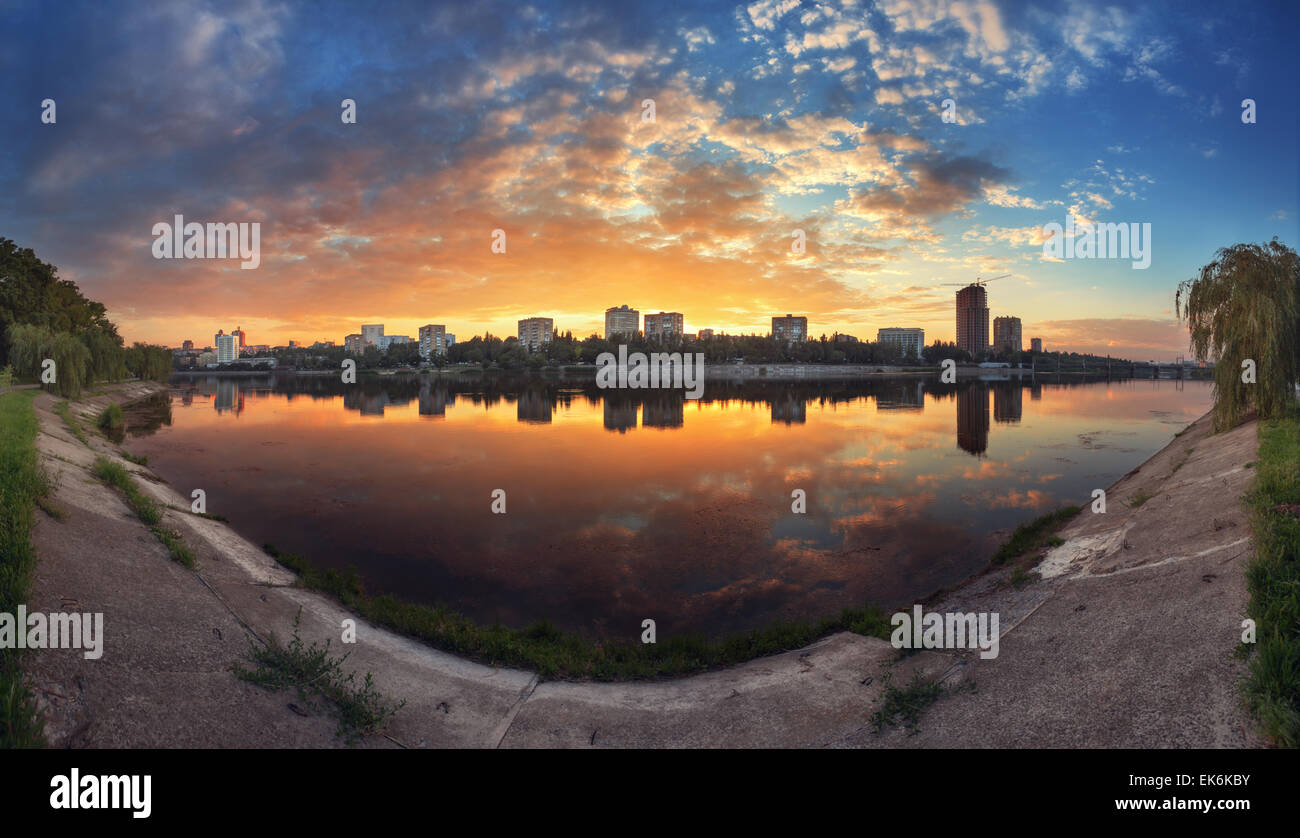 Coucher du soleil d'été dans la ville. Réflexion sur la rivière à Donetsk. L'Ukraine Banque D'Images