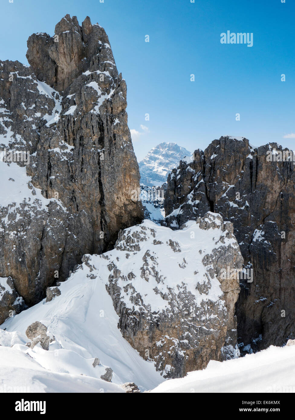 Vue d'hiver alpine de la Dolomite Mountains, au nord-est de Cortina, Italie Banque D'Images