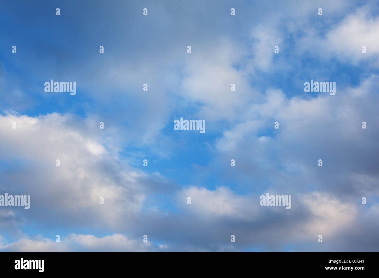Fond de Ciel bleu avec des nuages blancs au coucher du soleil Banque D'Images