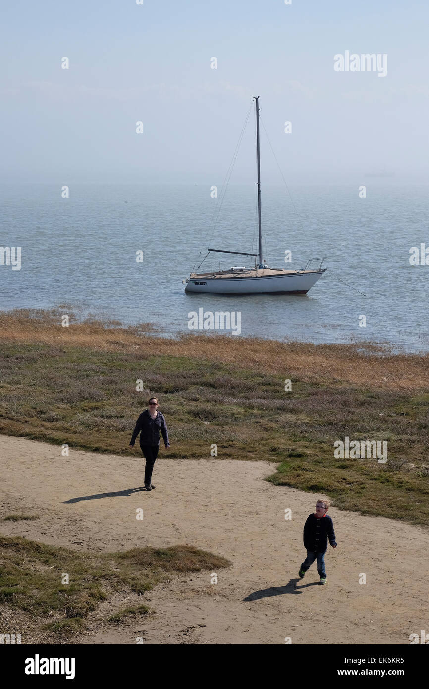 Marcher le long du rivage dans Lytham, Lancashire Banque D'Images