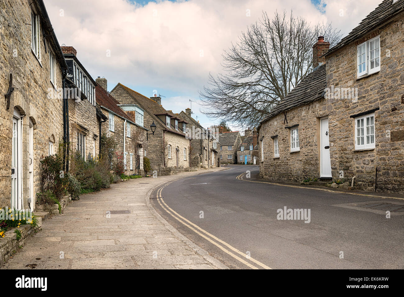 Jolis cottages sur une rue à Corfe Castle villageonon les collines de Purbeck dans Dorset Banque D'Images