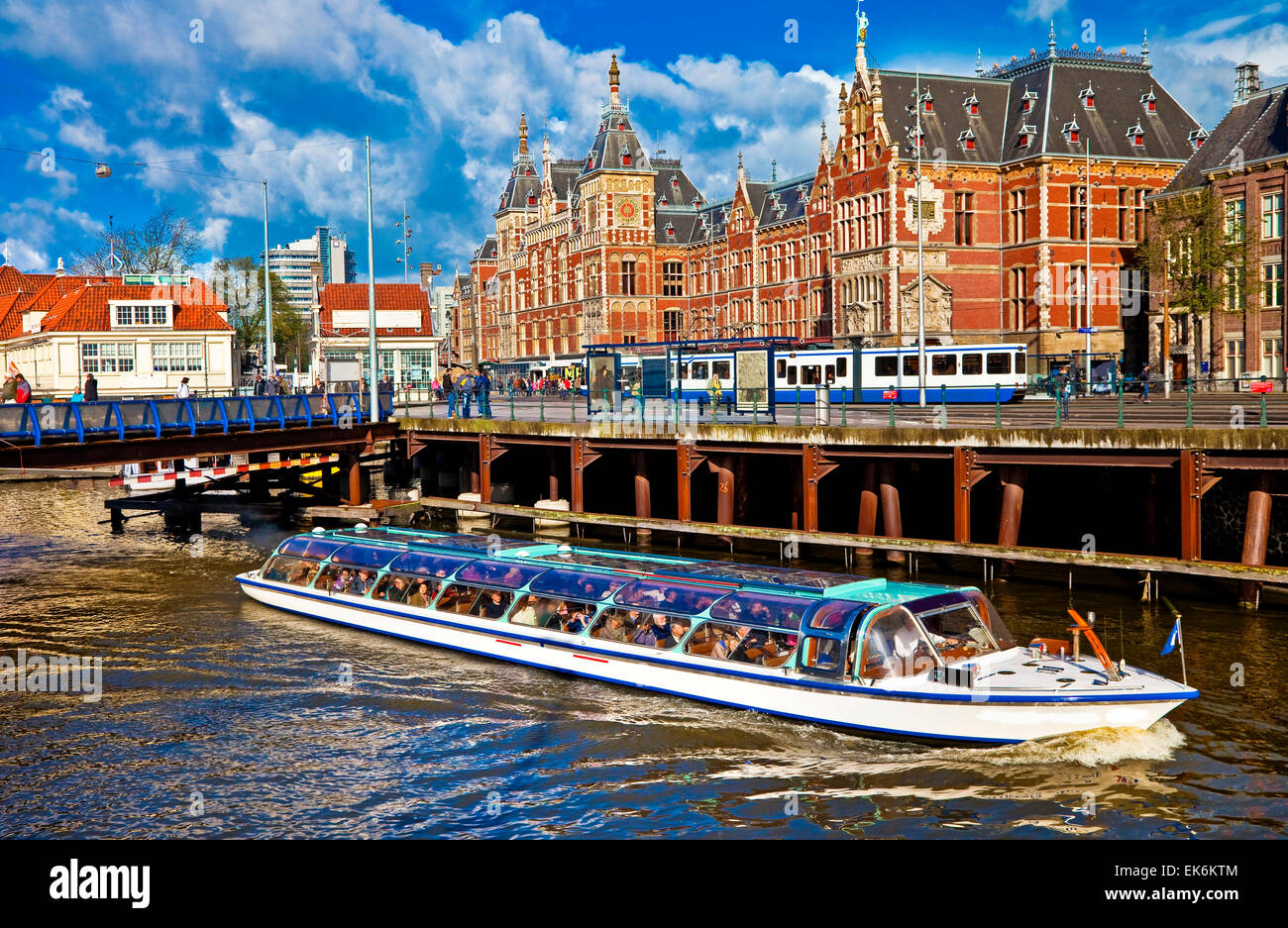 Belle vue sur la ville d'Amsterdam, avec des maisons traditionnelles, train et canaux,Pays-Bas. Banque D'Images