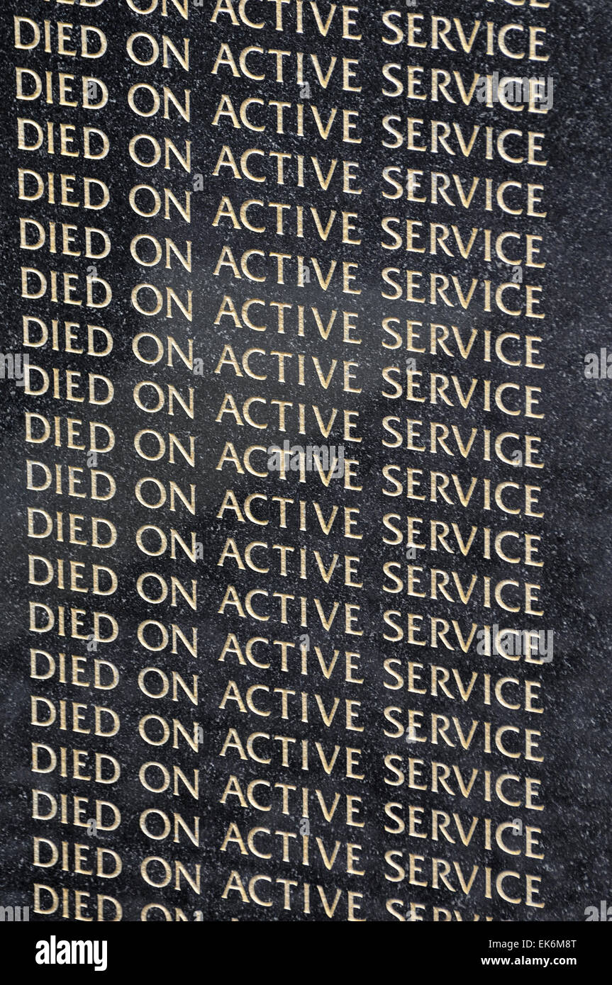 Belfast, Irlande du Nord. 05 avril 2015 - L'inscription sur une liste du souvenir de ceux qui sont morts en service actif, tableau d'honneur Banque D'Images