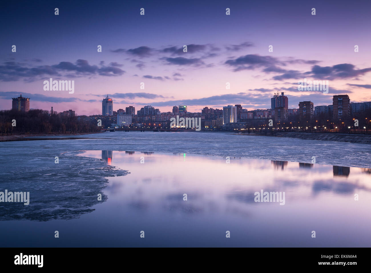 La réflexion de la ville de nuit sur la rivière à Donetsk. L'Ukraine Banque D'Images
