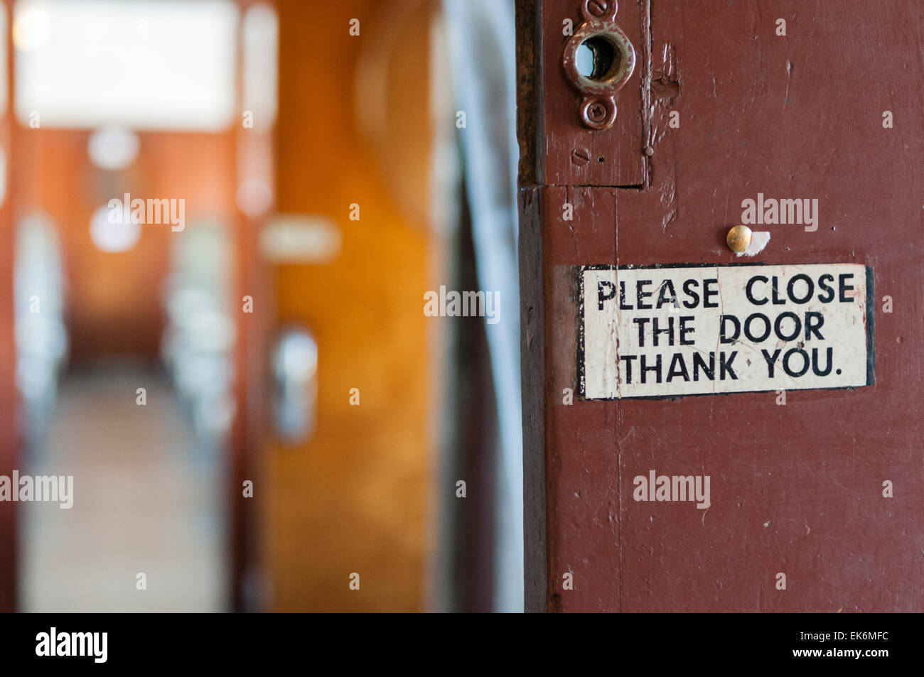Signer sur une porte "train Veuillez fermer la porte. Je vous remercie." Banque D'Images