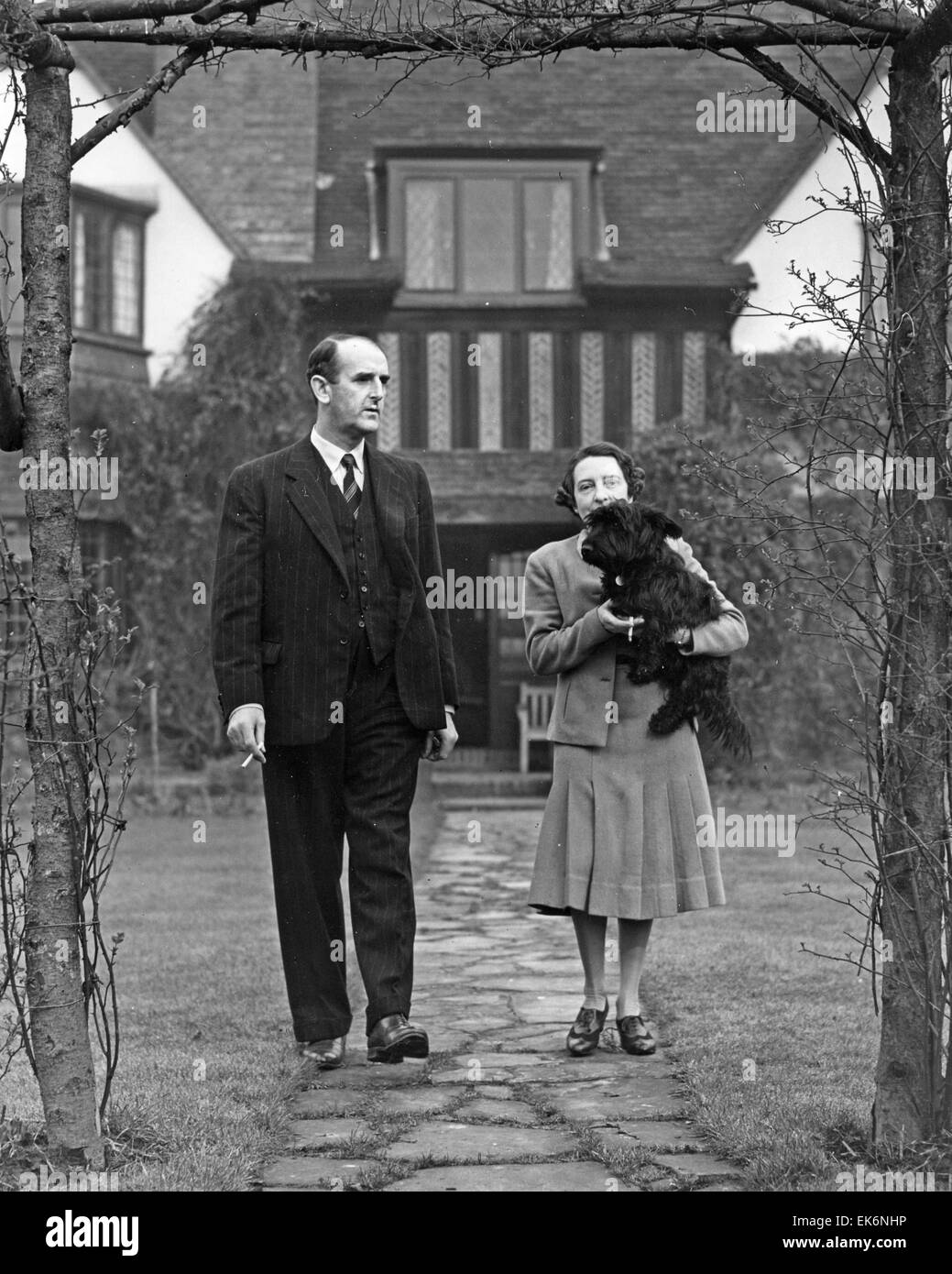 SYDNEY CAMM (1893-1966) à son concepteur aéronautique Thames Ditton accueil en 1941 avec épouse Hilda Starnes et leur chien Monty. Banque D'Images