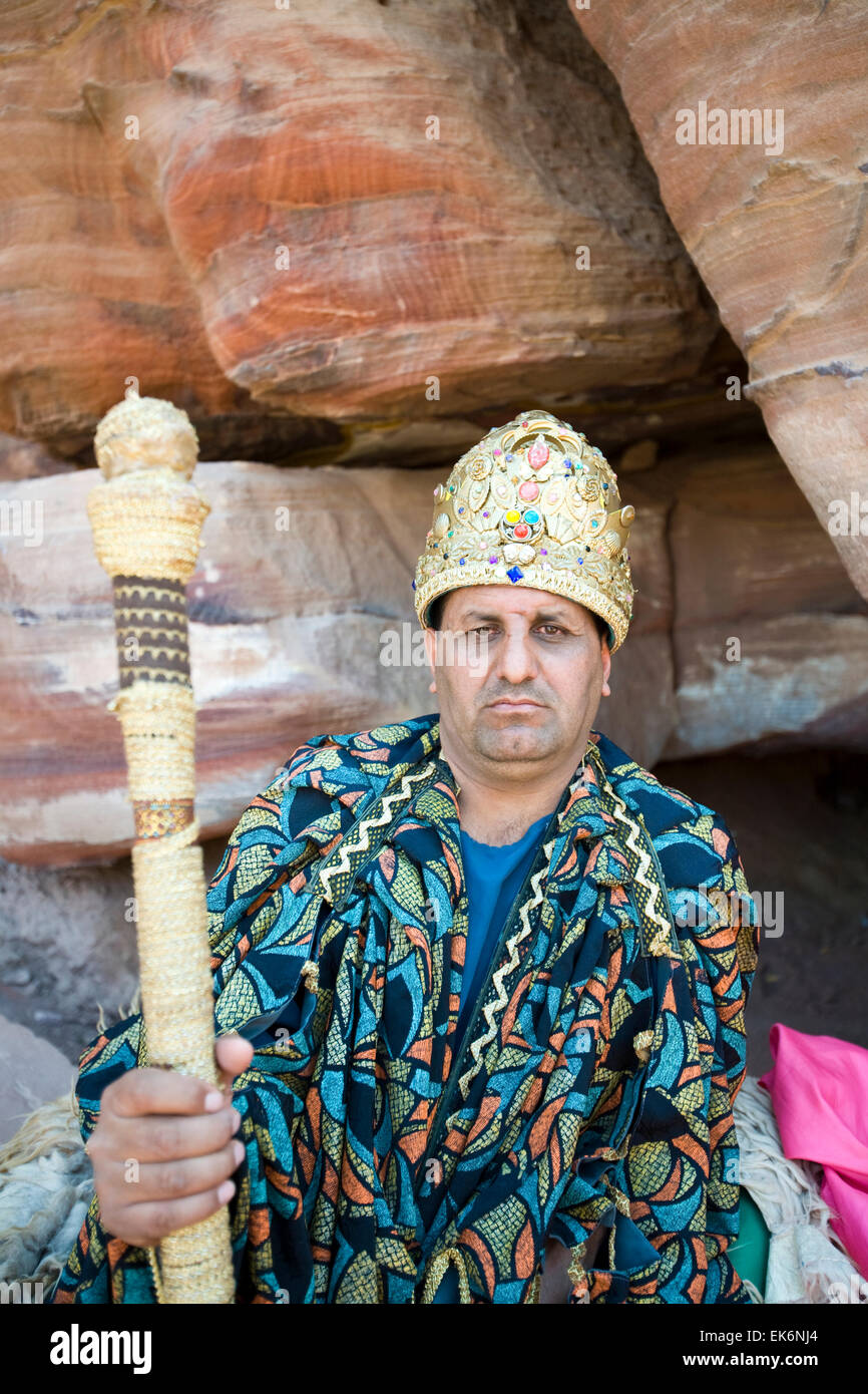 Ce Bédouin costumée interprète le rôle d'un roi nabatéen à Petra, Jordanie, Moyen-Orient Banque D'Images