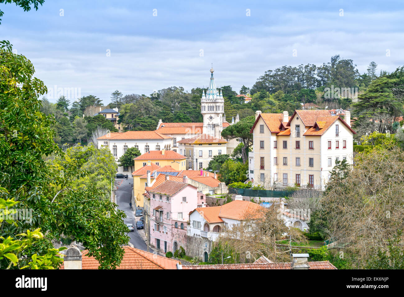 SINTRA PORTUGAL L'HÔTEL DE VILLE ET LA TOUR rose et jaune entourée de maisons et de vastes jardins. Banque D'Images