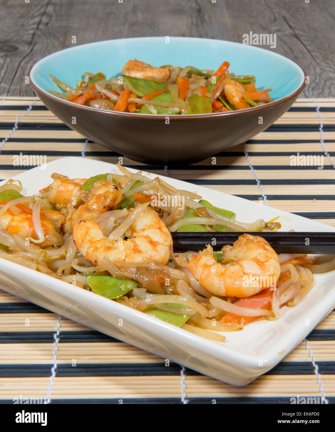 Plat de crevettes et légumes cuits au wok Banque D'Images