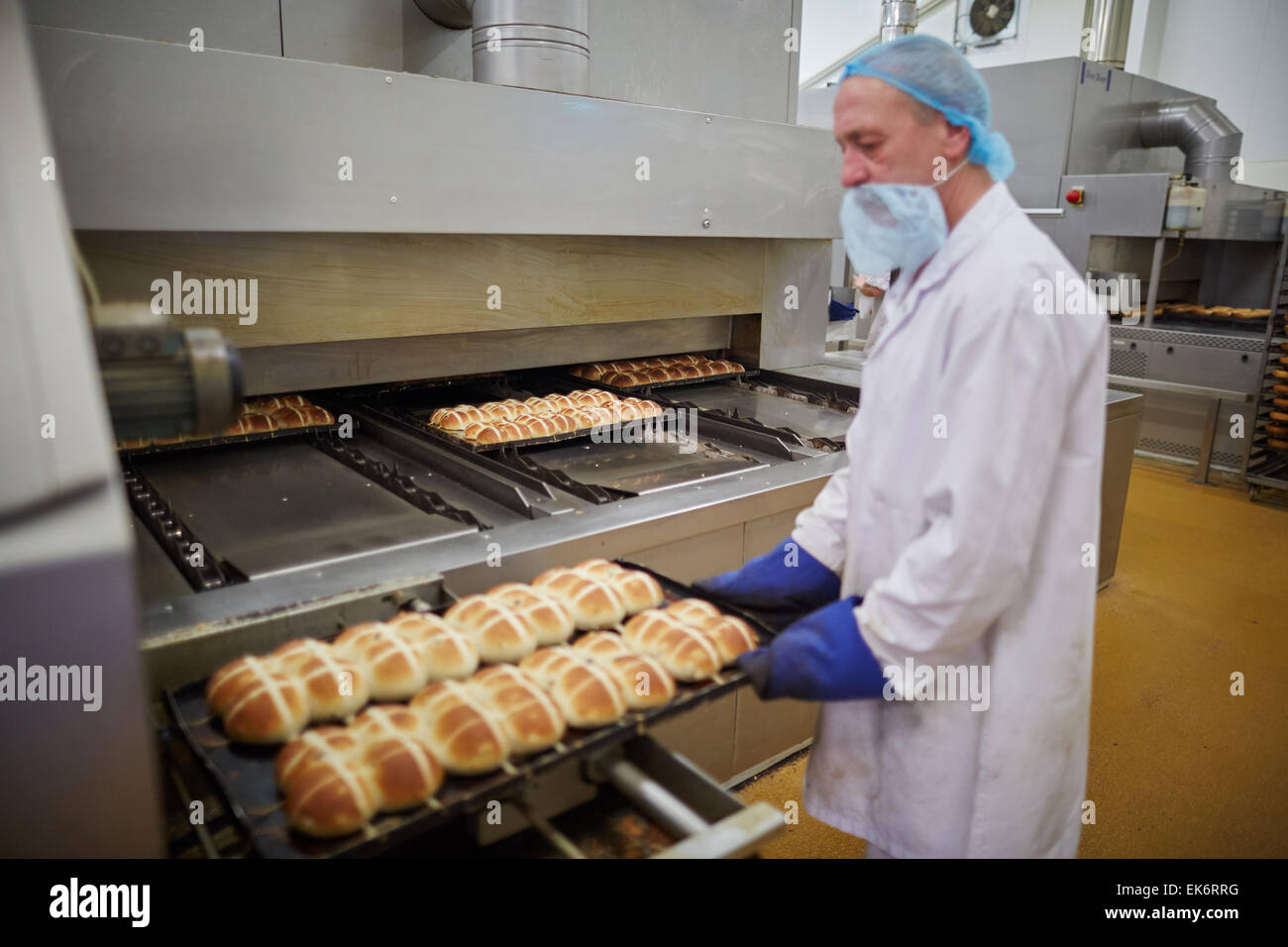 Sheldon's Bakery dans Openshaw produisant des millions de petites croix pour cette Pâques Asda bums. Fraîchement préparé sur la photo Banque D'Images