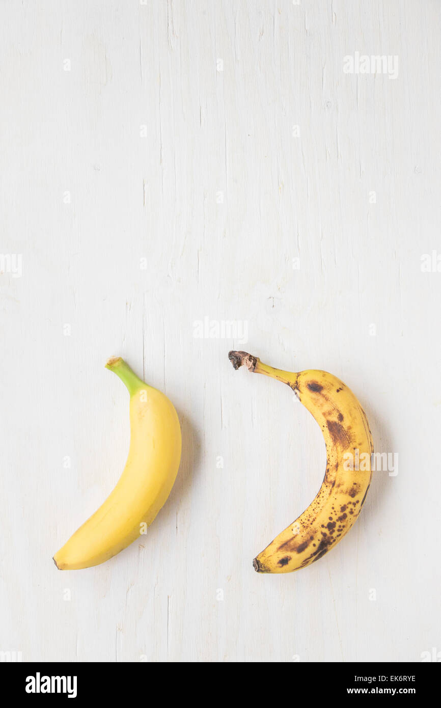 Nouveau contre ancien : deux bananes, l'un et l'autre frais un mûr. Métaphore de la vie, par contre le vieillissement. Banque D'Images
