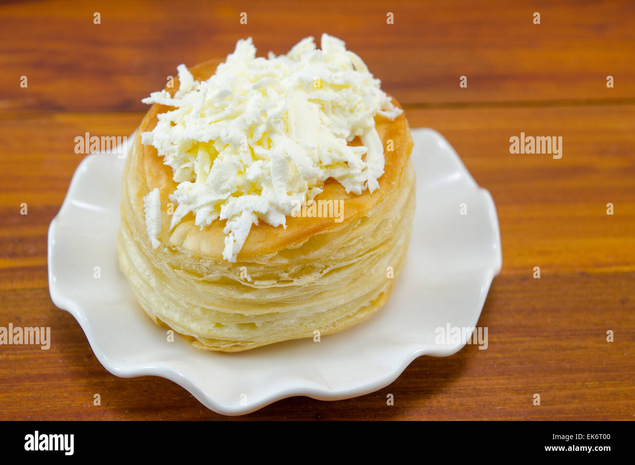 Pâte feuilletée faite maison avec du fromage sur une plaque blanche Banque D'Images