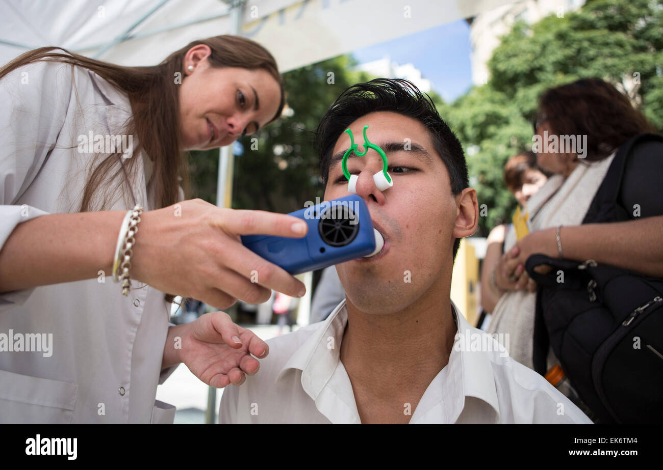 Buenos Aires, Argentine. Apr 7, 2015. Un homme prend une spirométrie pour contrôler sa capacité pulmonaire sur un stand lors d'un procès équitable pour les services de base dans la prévention de la maladie dans le contexte de l'Organisation mondiale de la Santé Journée de commémoration, à Buenos Aires, Argentine, le 7 avril 2015. Selon la presse locale, la Journée mondiale de la Santé, célébrée chaque 7 avril pour marquer l'anniversaire de la fondation de l'Organisation mondiale de la Santé (OMS) en 1948, vise à fournir à tous les citoyens la possibilité de participer à des activités qui peuvent améliorer la santé. © Martin Zabala/Xinhua/Alamy Live News Banque D'Images