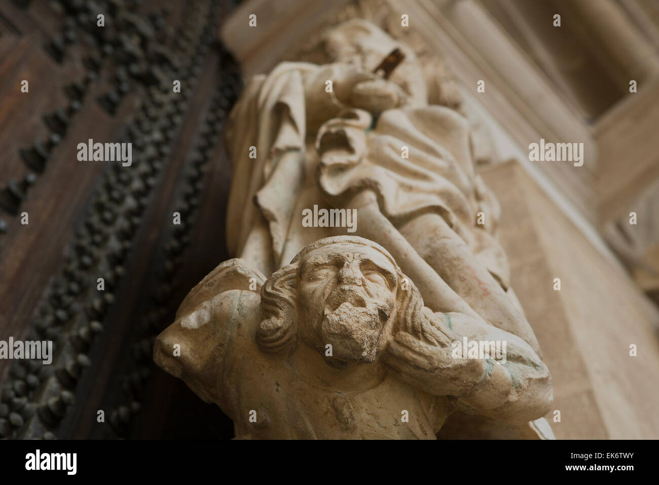 L'une figure religieuse à l'entrée de la cathédrale d'Évora, Portugal Banque D'Images