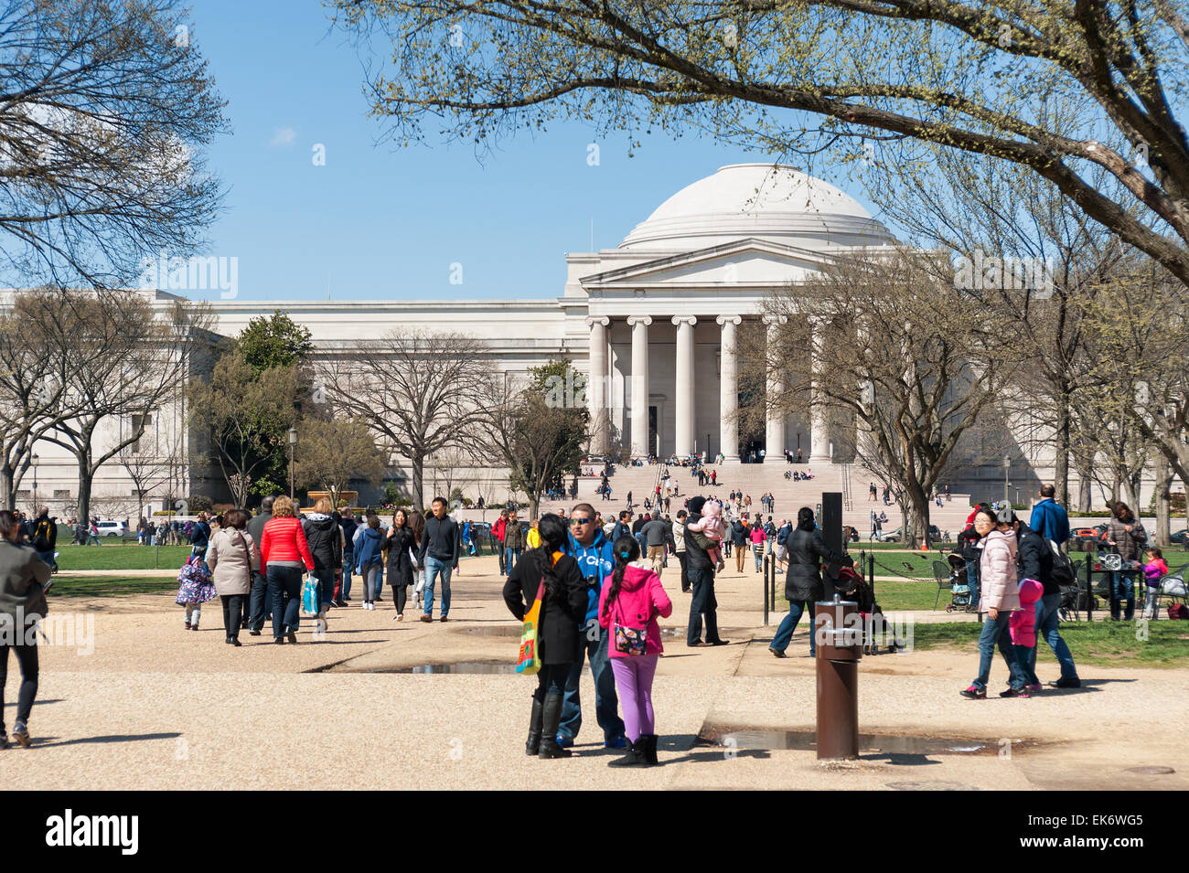 Les touristes en face de la galerie nationale d'art en plein jour situé sur le National Mall Banque D'Images