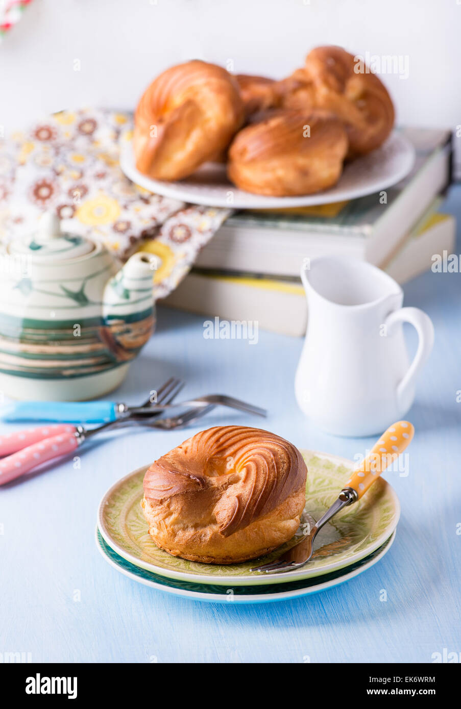 Pâte à choux crème pâtissière avec anneau eclair a servi pour le thé, selective focus Banque D'Images