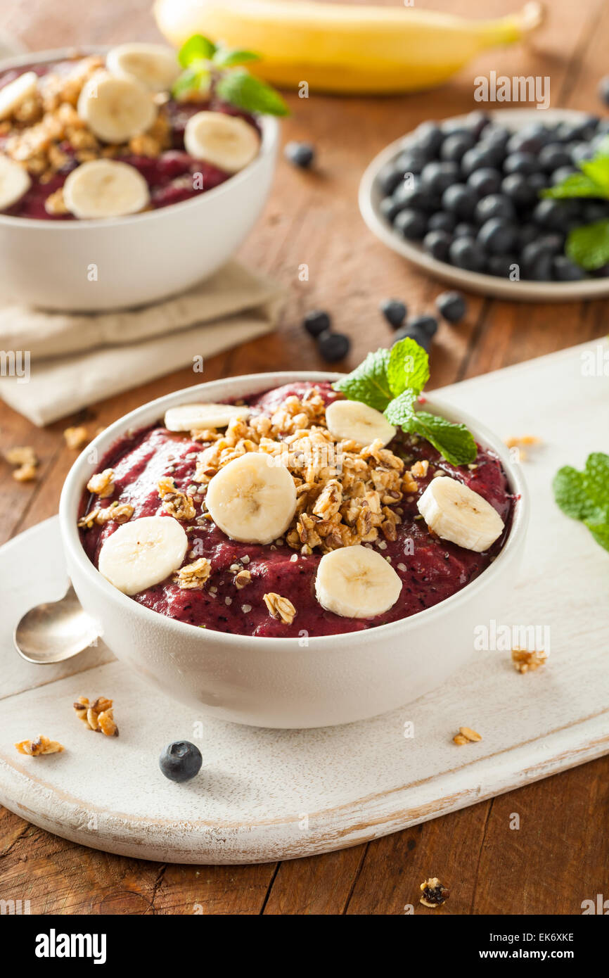 Organique saine boisson fouettée aux petits fruits et granola avec bol Banque D'Images