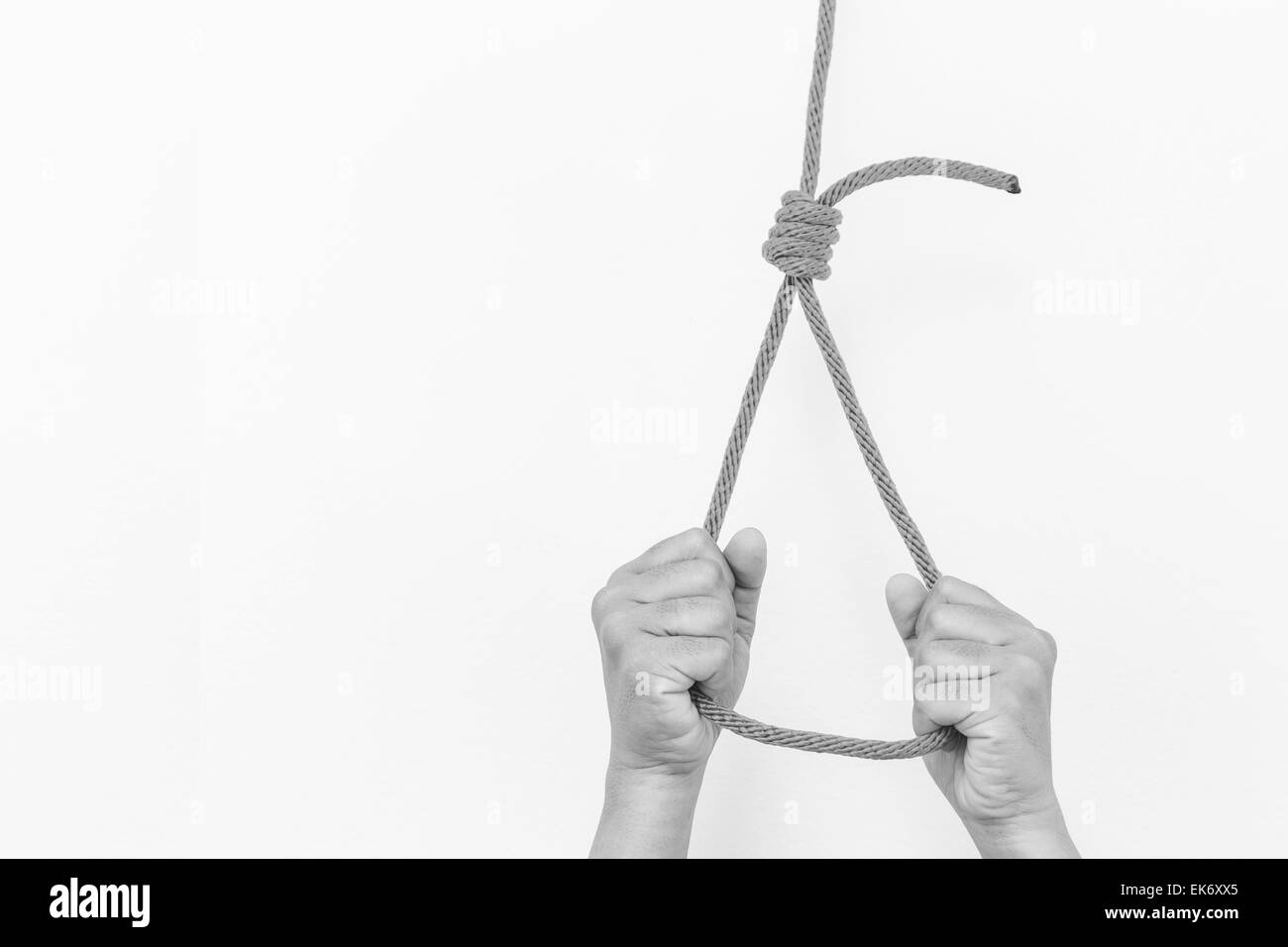 Hands holding rope slipknot dans le concept de suicide, de couleur noir et blanc Banque D'Images