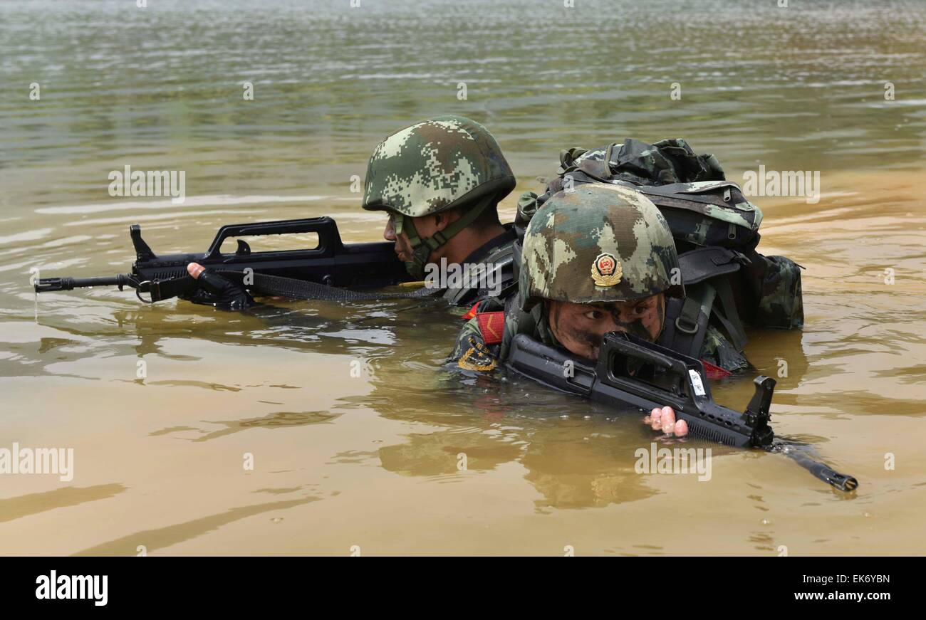 Cuozaoshan. Apr 7, 2015. Des soldats de la Police armée du peuple chinois vigueur prendre part à un foret à la forêt dans l'Anhui Province de Chine orientale, le 7 avril 2015. © Xu Wei/Xinhua/Alamy Live News Banque D'Images