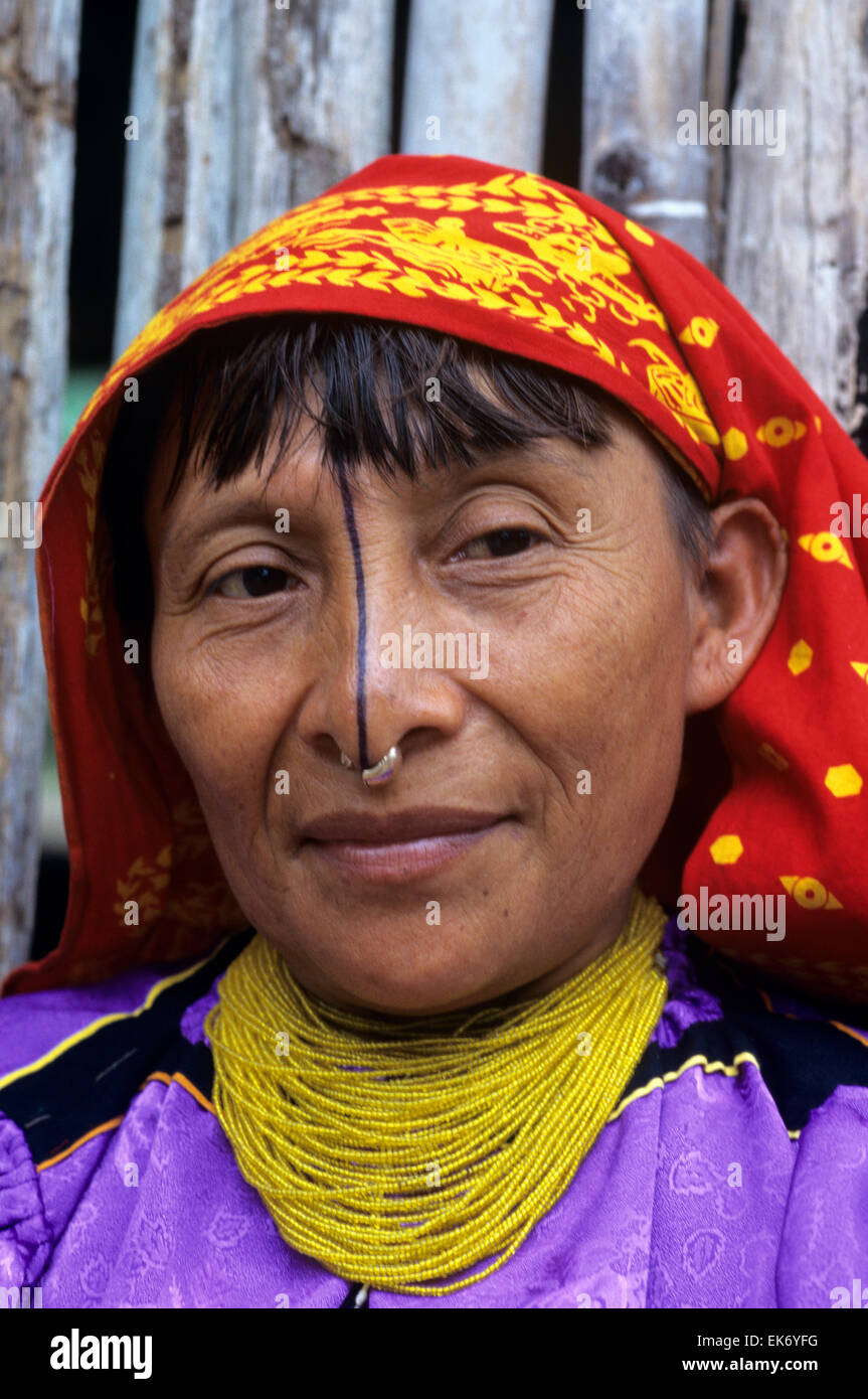 Colorés, très themsleves du Panama femmes indiennes Kunas sont connus pour leur brillante molas brodé, îles San Blas, Panama. Banque D'Images