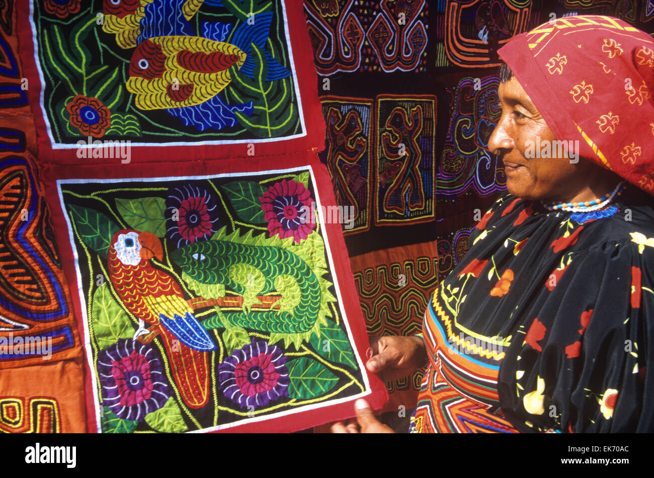 Et étonnamment complexe, connu sous le nom de textiles colorés molas sont cousus à la main par les femmes indiennes Kuna du Panama's îles San Blas. Banque D'Images