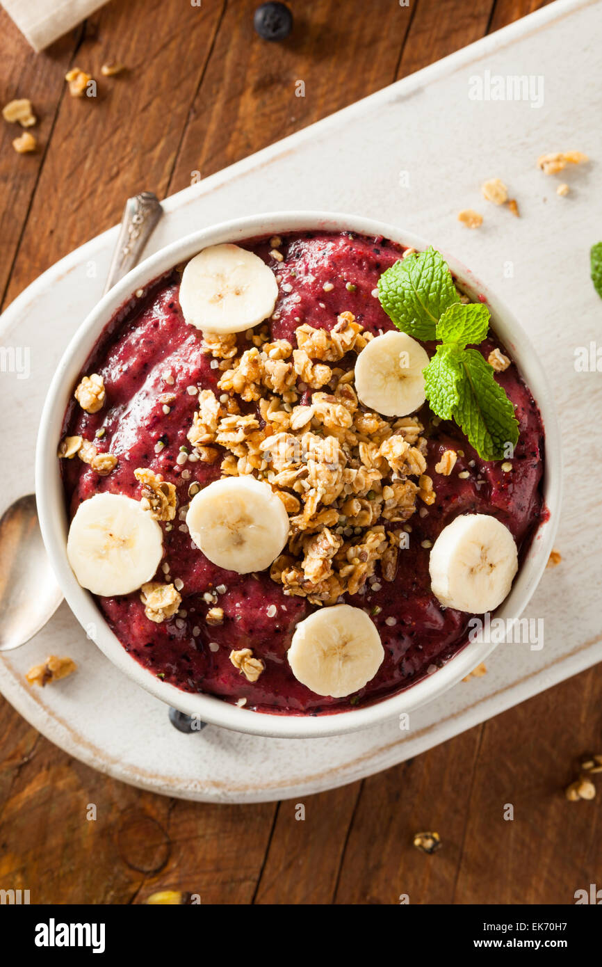 Organique saine boisson fouettée aux petits fruits et granola avec bol Banque D'Images