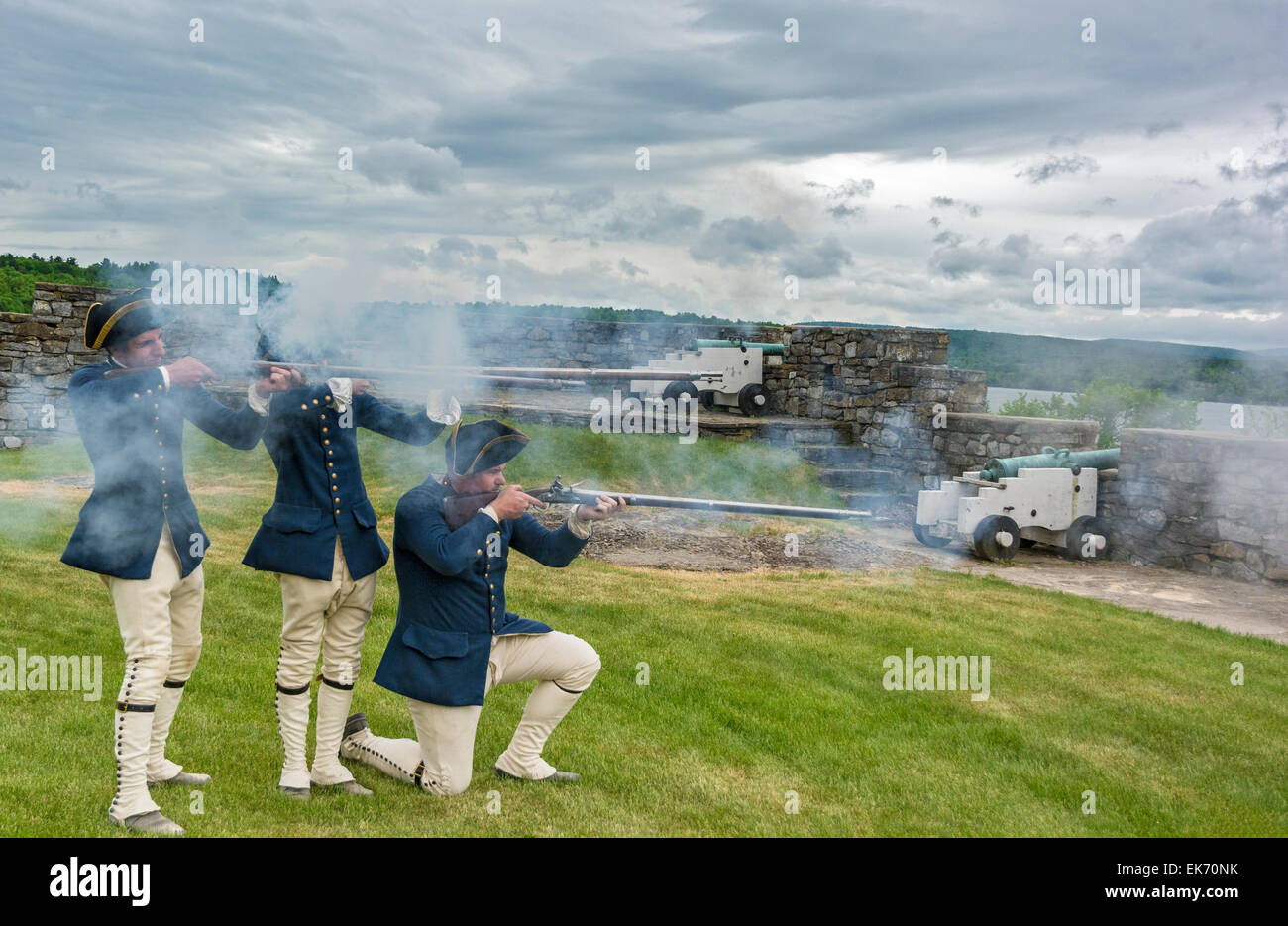 New York, Fort Ticonderoga National Historic Landmark, démonstration de tir de mousquet Banque D'Images