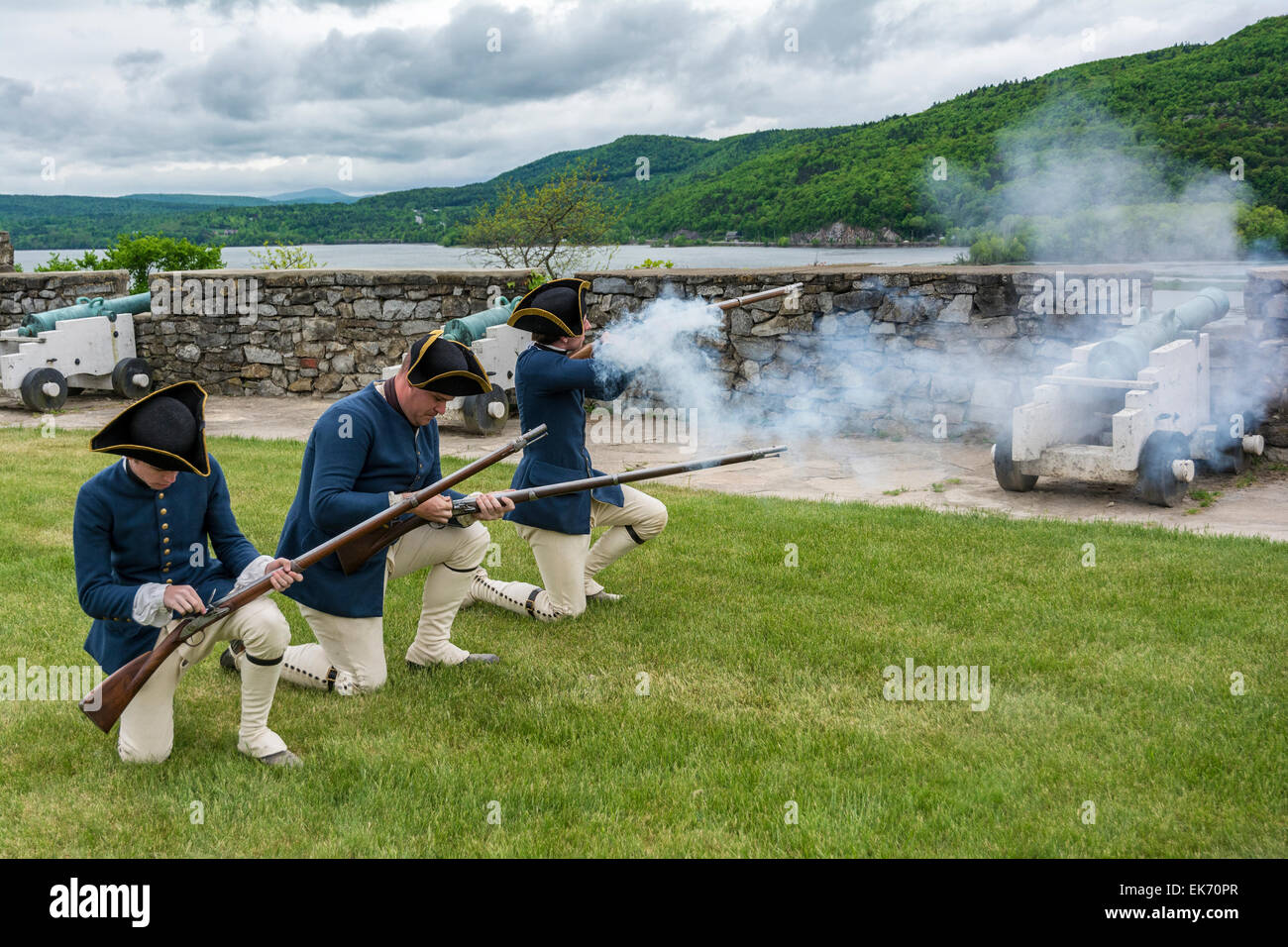 New York, Fort Ticonderoga National Historic Landmark, démonstration de tir de mousquet Banque D'Images